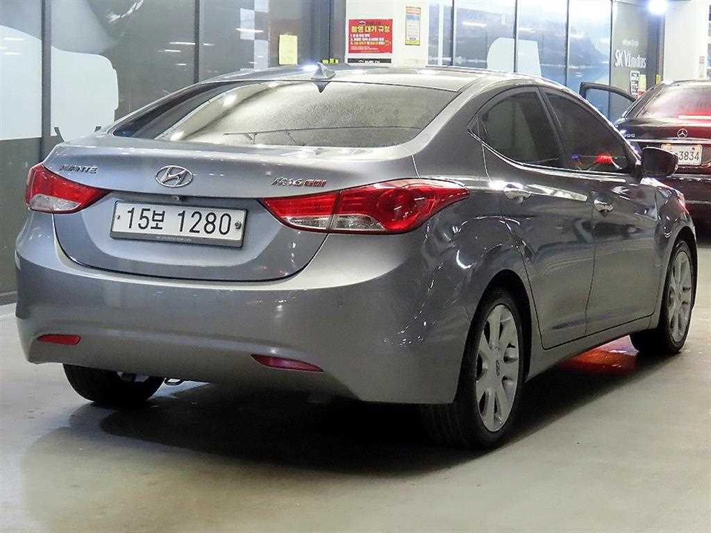 HYUNDAI Avante - Vista 4