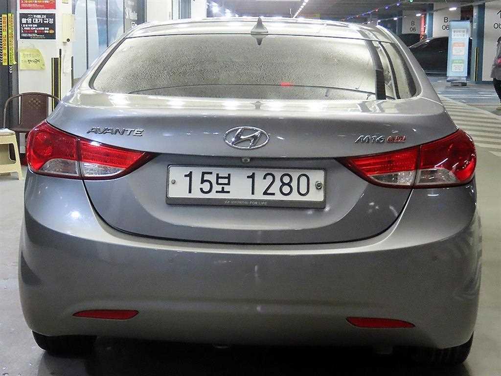 HYUNDAI Avante - Vista 5