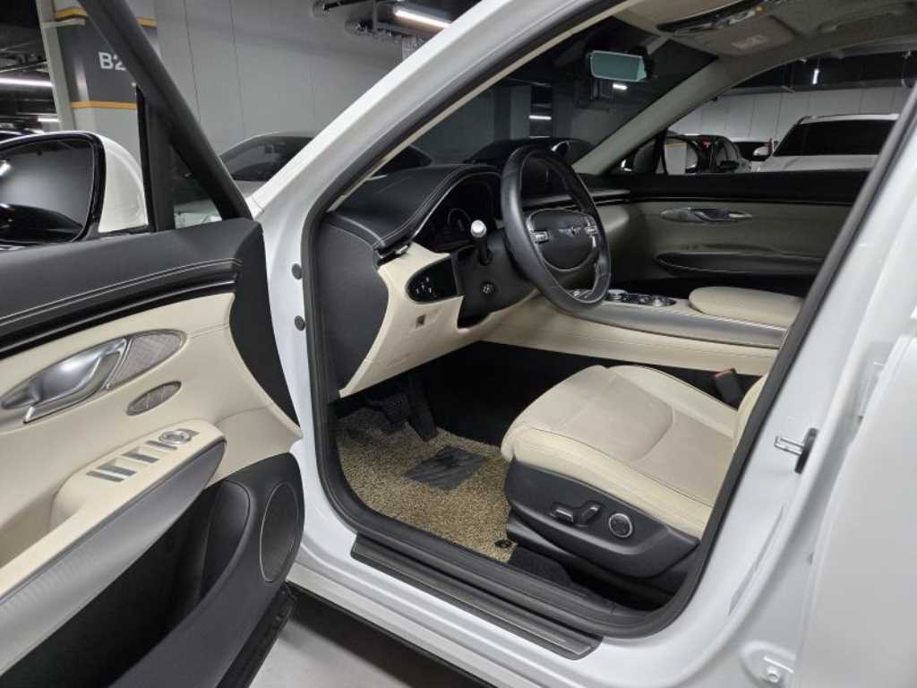 Genesis GV70 - Vista 8