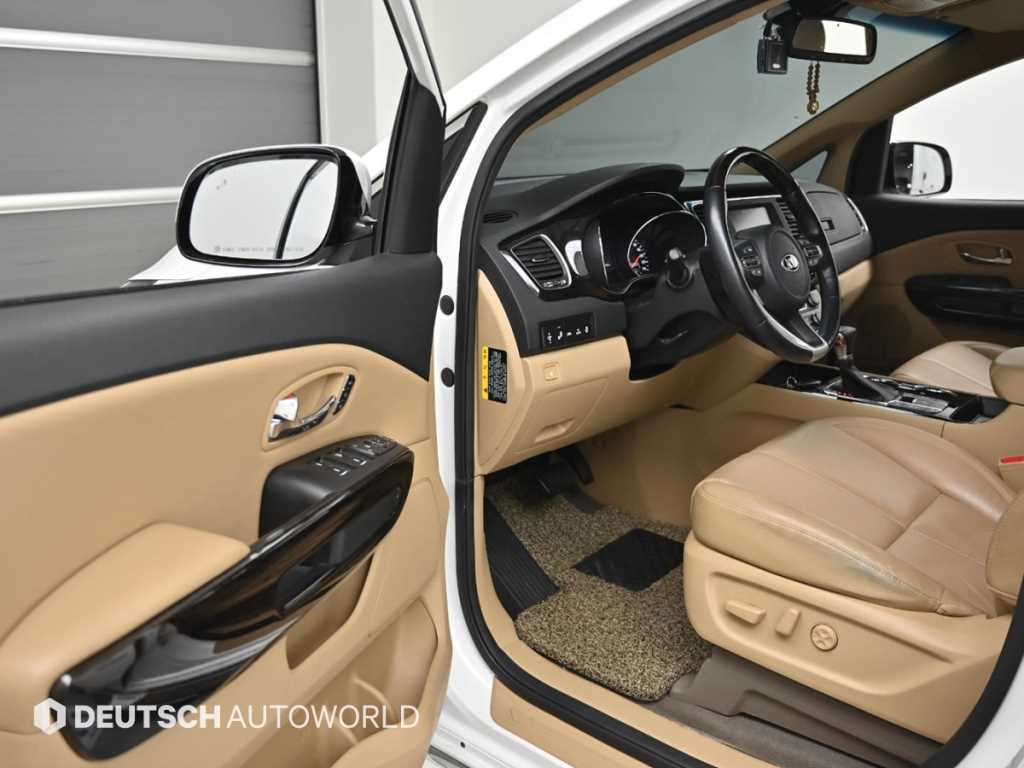 KIA Carnival - Vista 11