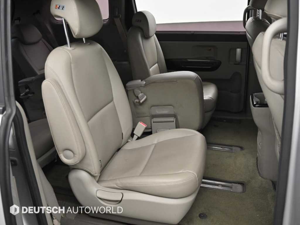 KIA Carnival - Vista 12