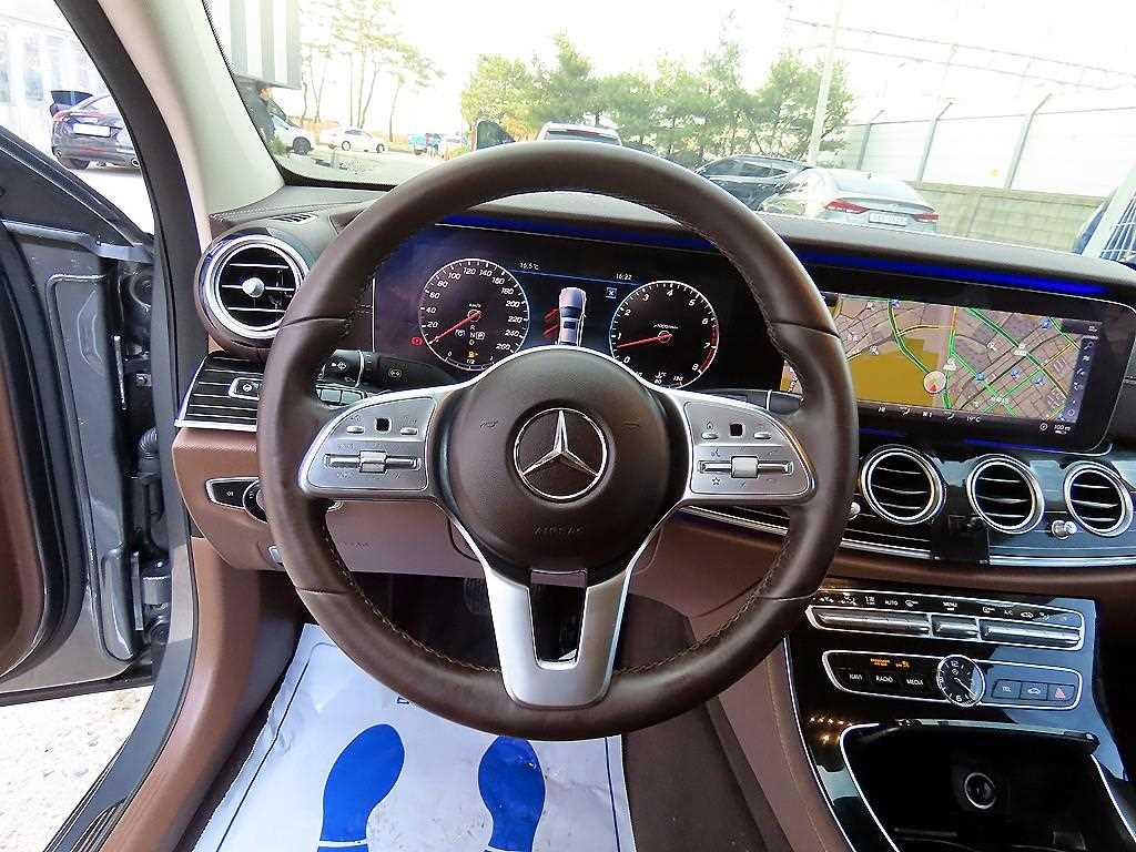 Mercedes Benz E class - Vista 8