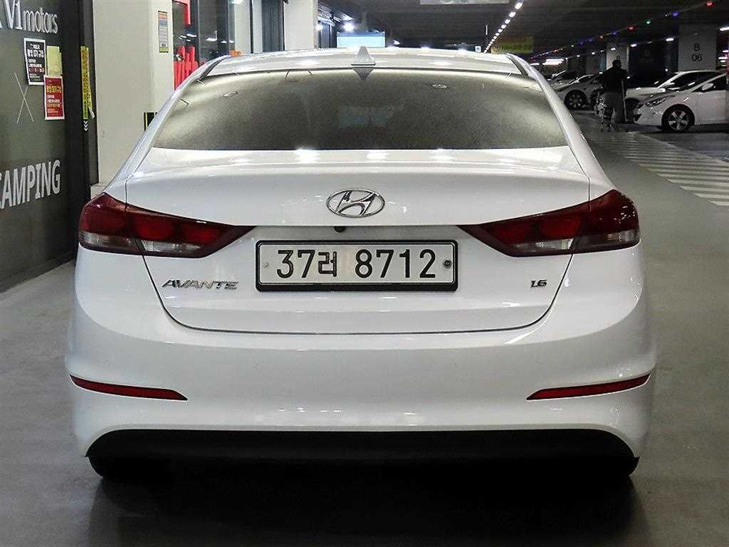 HYUNDAI Avante - Vista 5