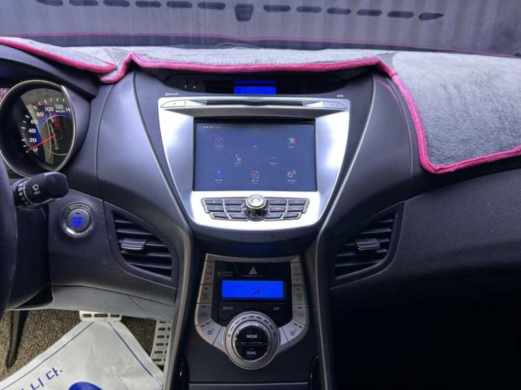 HYUNDAI Avante - Vista 10