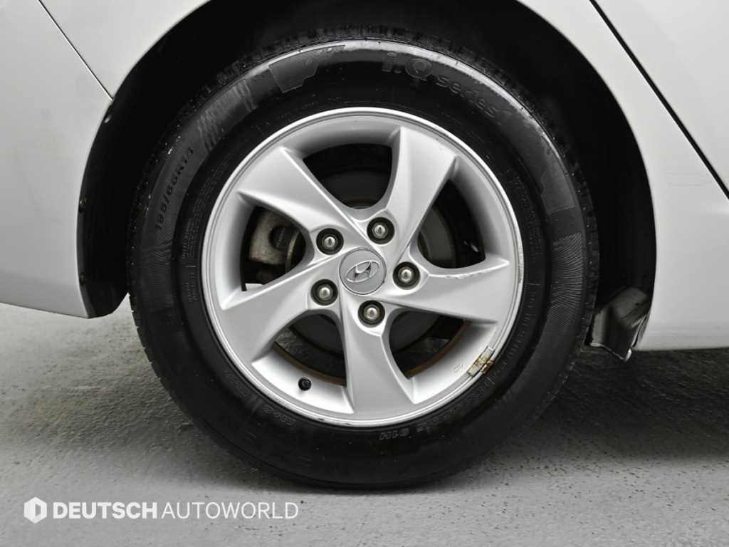 HYUNDAI Avante - Vista 5