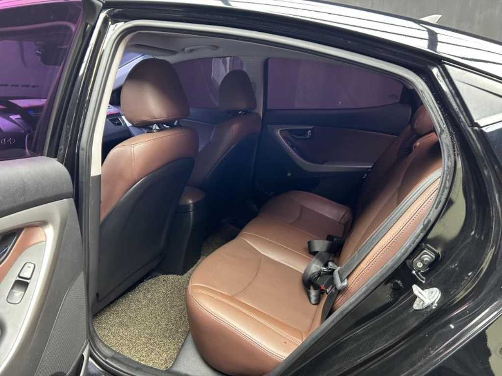 HYUNDAI Avante - Vista 6