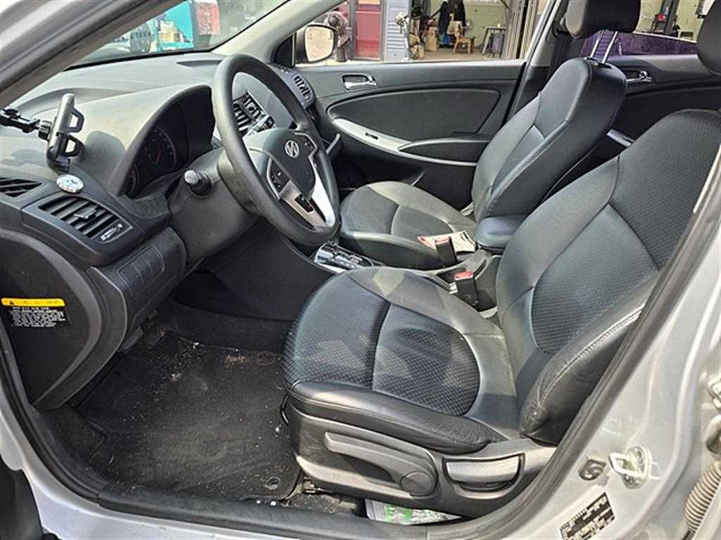 HYUNDAI Accent - Vista 6