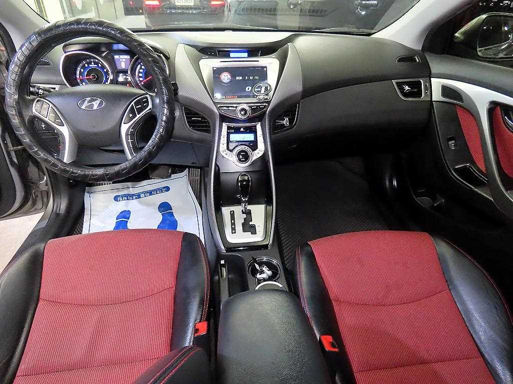 HYUNDAI Avante - Vista 10