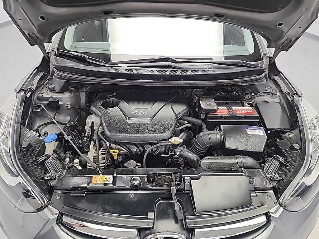 HYUNDAI Avante - Vista 5