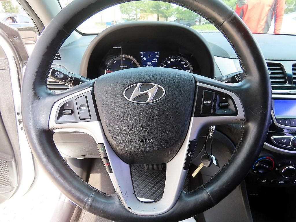 HYUNDAI Accent - Vista 8