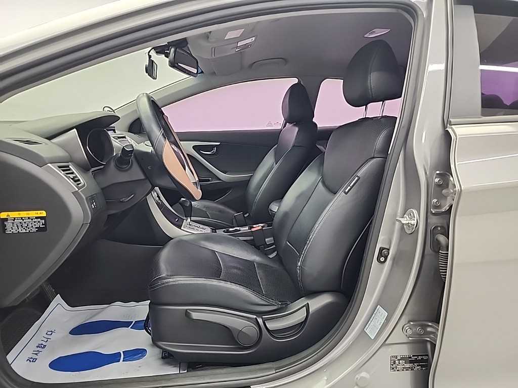 HYUNDAI Avante - Vista 11