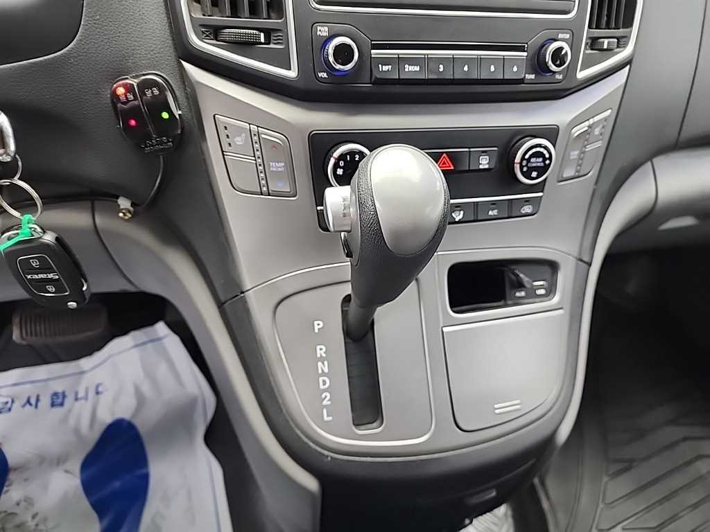 HYUNDAI Starex - Vista 8