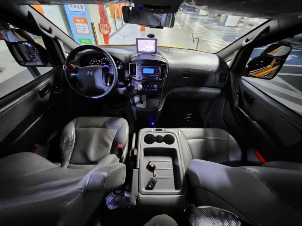 HYUNDAI Starex - Vista 6