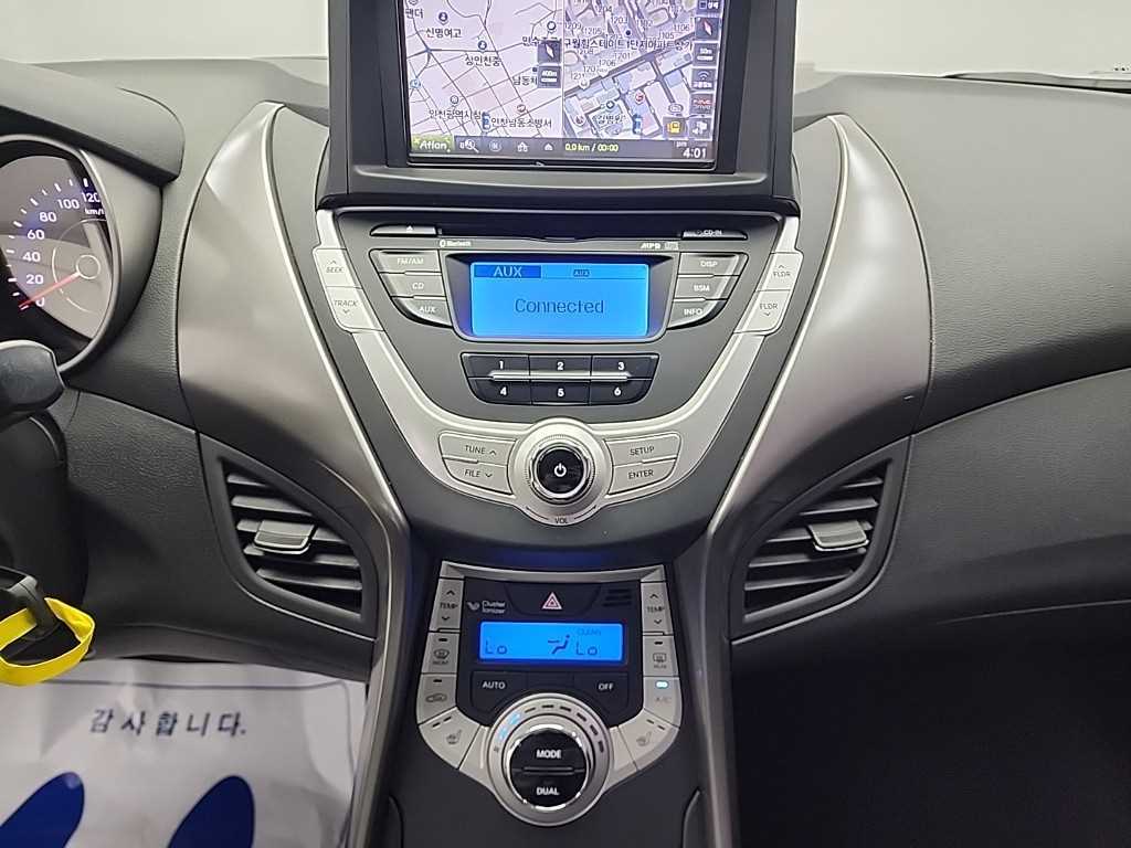 HYUNDAI Avante - Vista 10