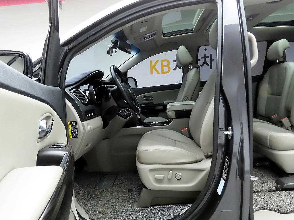 KIA Carnival - Vista 12