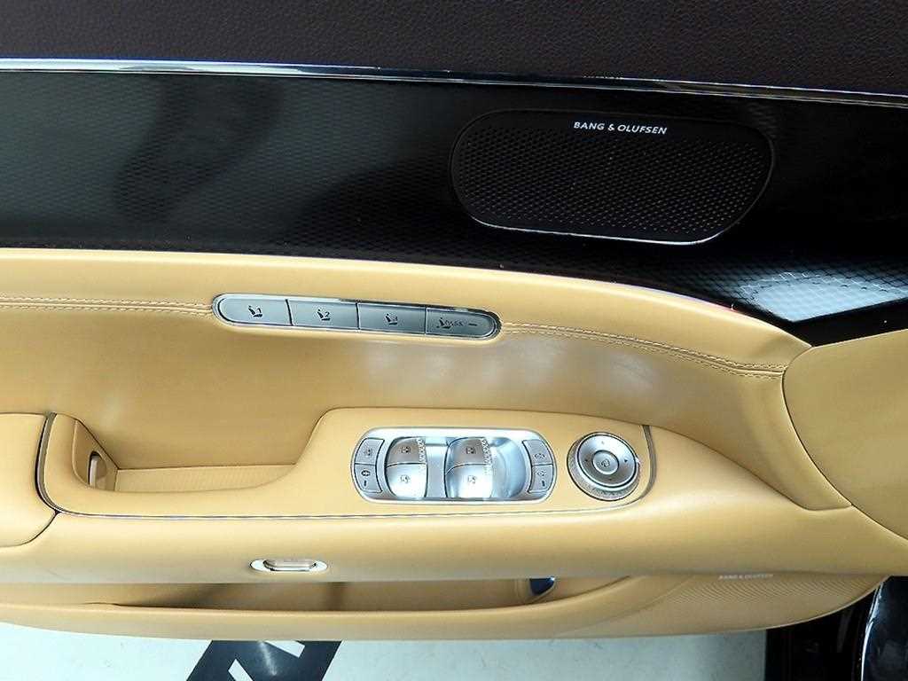 Genesis G90 - Vista 11