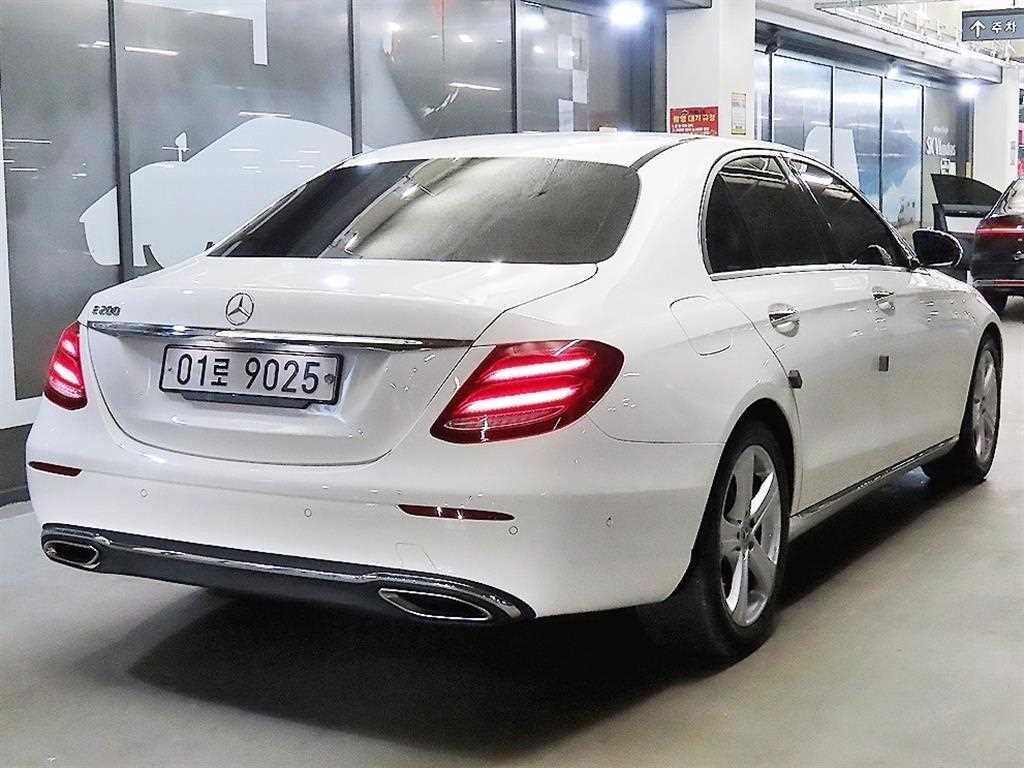 Mercedes Benz E class - Vista 4