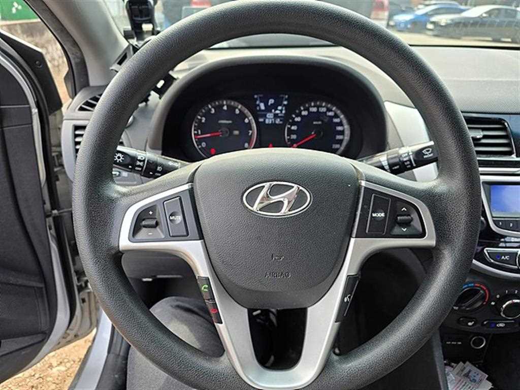 HYUNDAI Accent - Vista 9