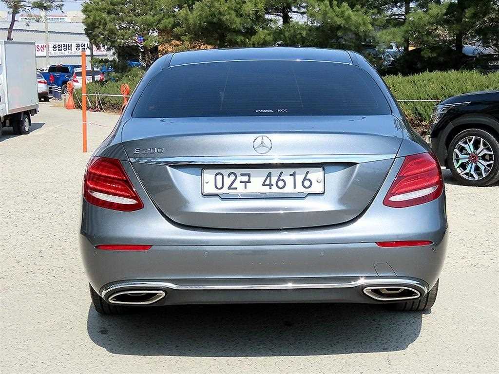 Mercedes Benz E class - Vista 4