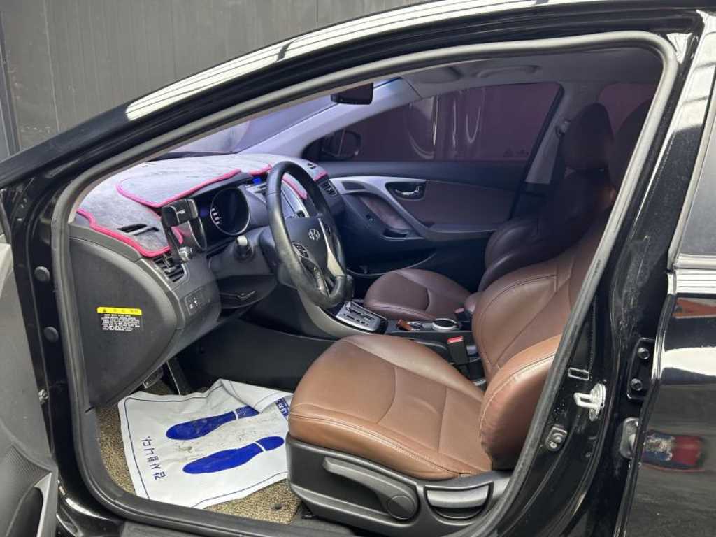 HYUNDAI Avante - Vista 5