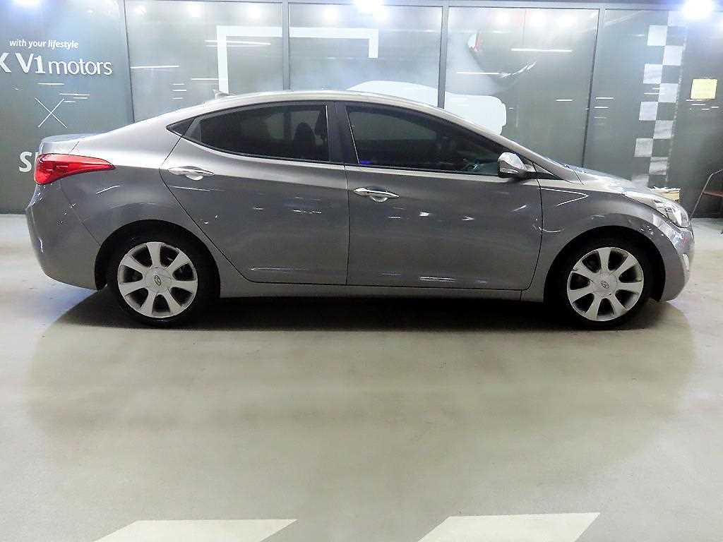 HYUNDAI Avante - Vista 3