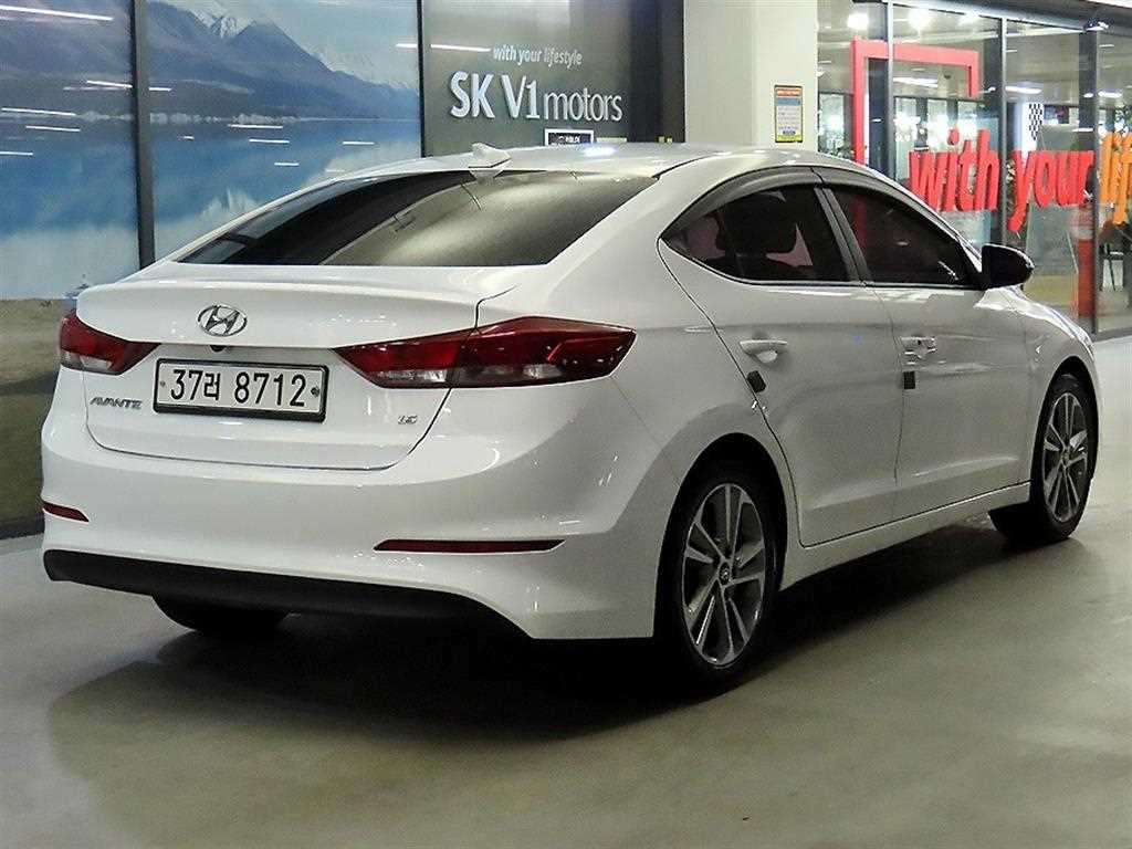 HYUNDAI Avante - Vista 4