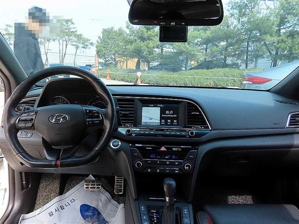 HYUNDAI Avante - Vista 7