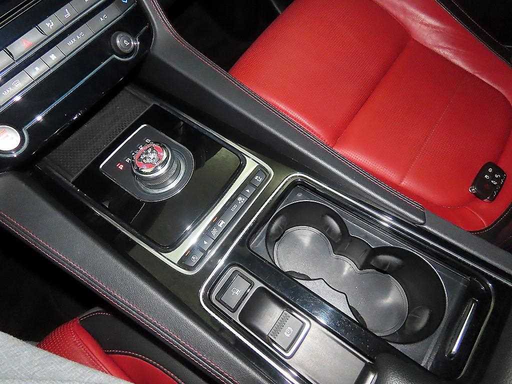 Jaguar F-PACE - Vista 12