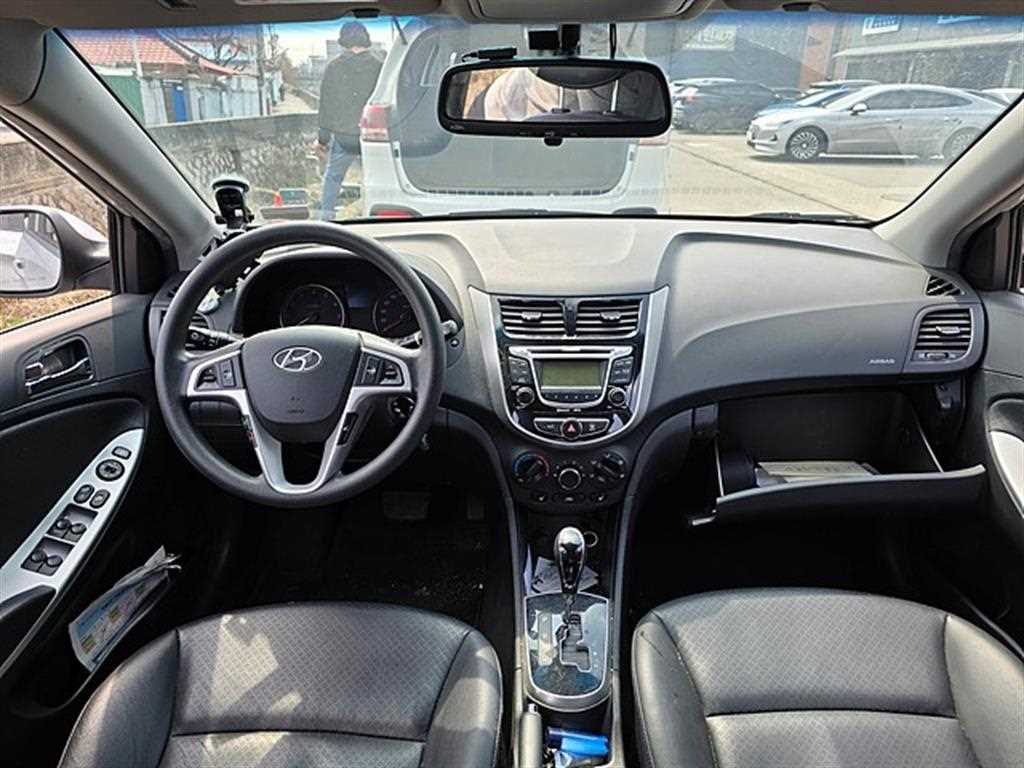 HYUNDAI Accent - Vista 5