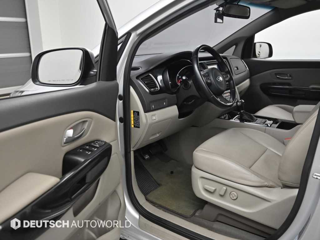 KIA Carnival - Vista 11