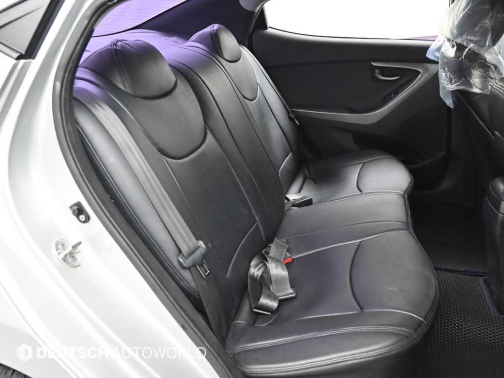 HYUNDAI Avante - Vista 12