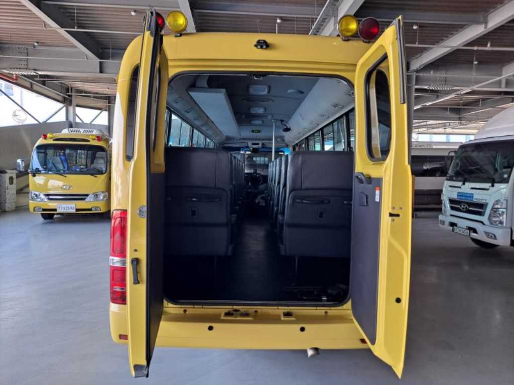 medium and large bus Hyundai bus - Vista 7