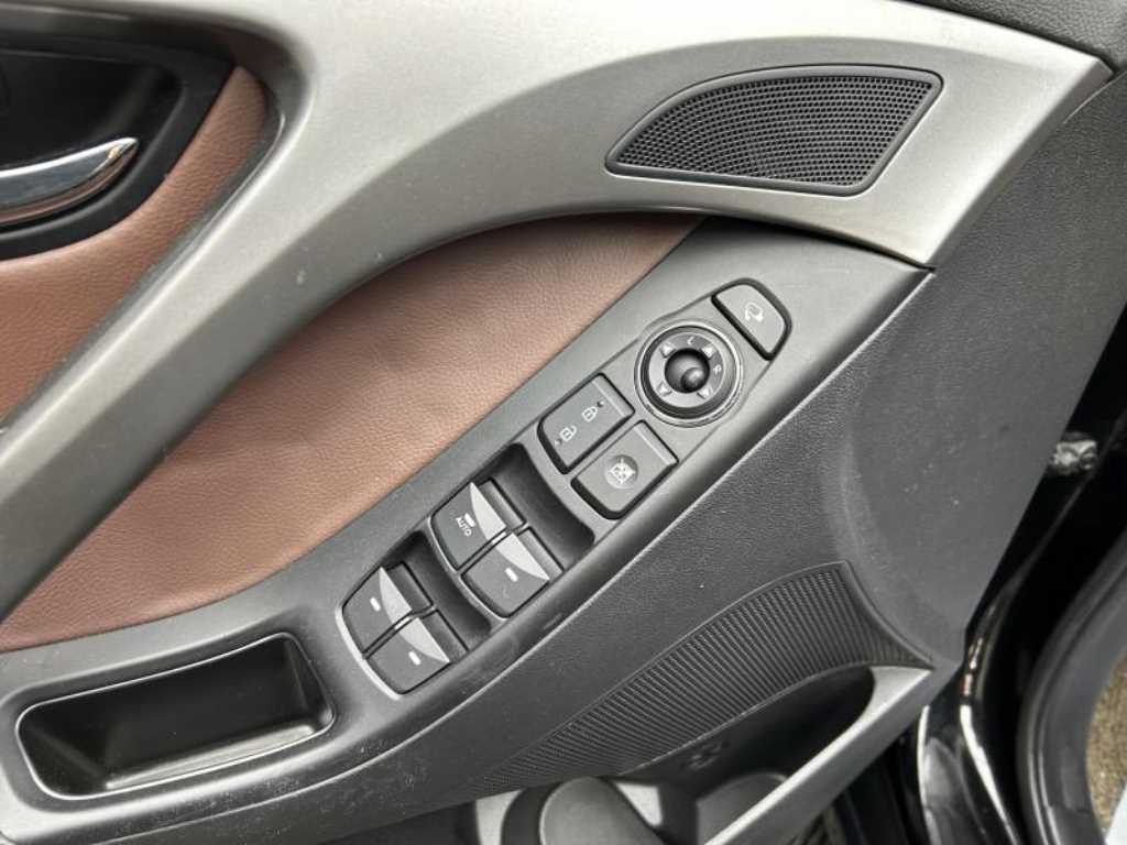 HYUNDAI Avante - Vista 12