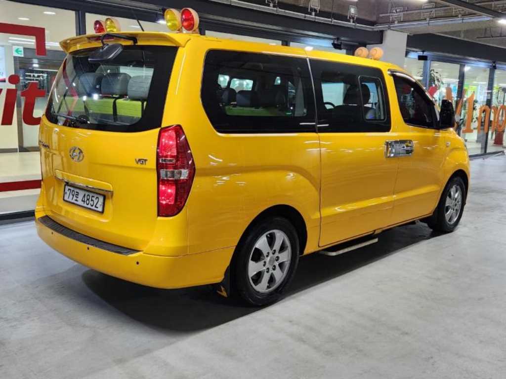 HYUNDAI Starex - Vista 4