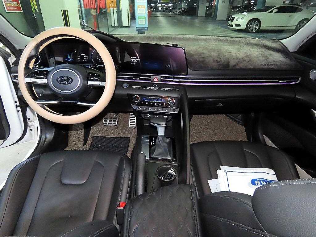 HYUNDAI Avante - Vista 10