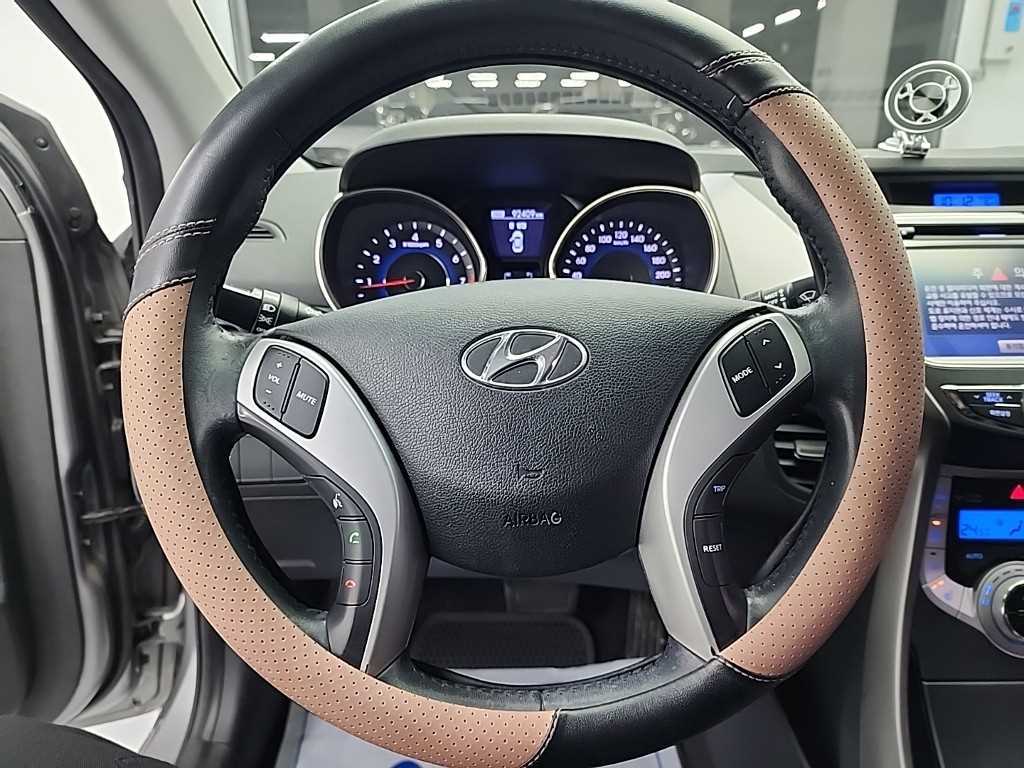 HYUNDAI Avante - Vista 9