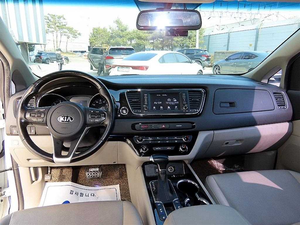 KIA Carnival - Vista 7