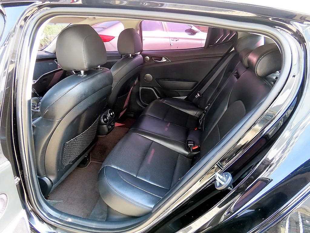 KIA Stinger - Vista 6