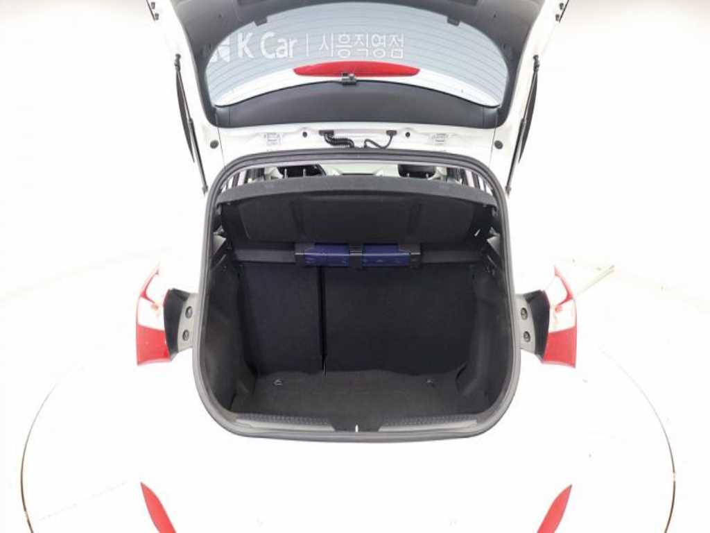 HYUNDAI i30 - Vista 7