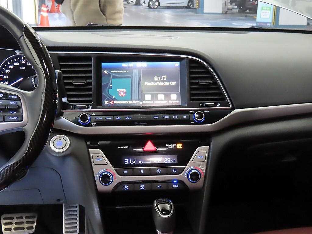 HYUNDAI Avante - Vista 11