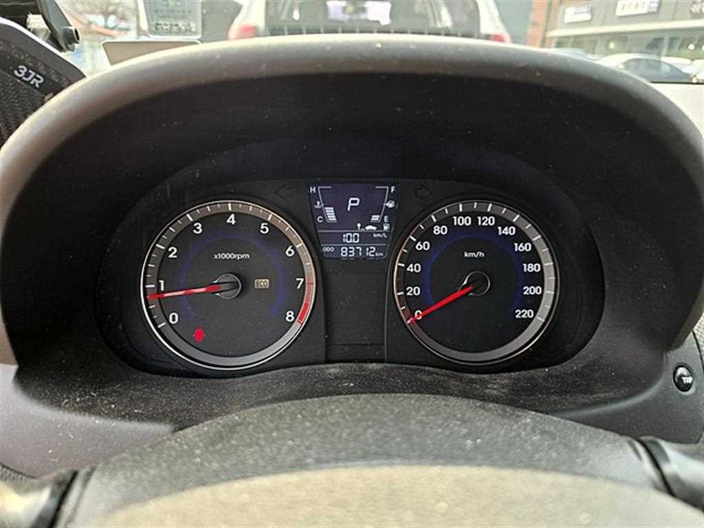 HYUNDAI Accent - Vista 8