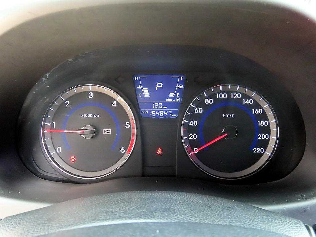 HYUNDAI Accent - Vista 9