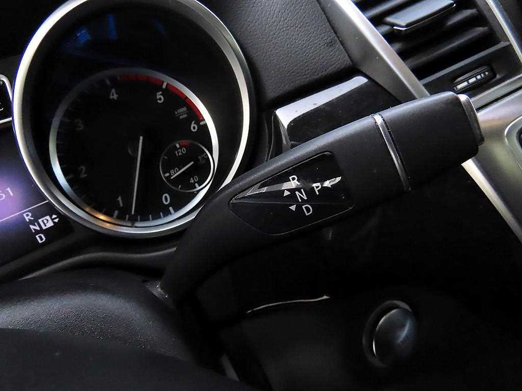 Mercedes Benz M Class - Vista 10