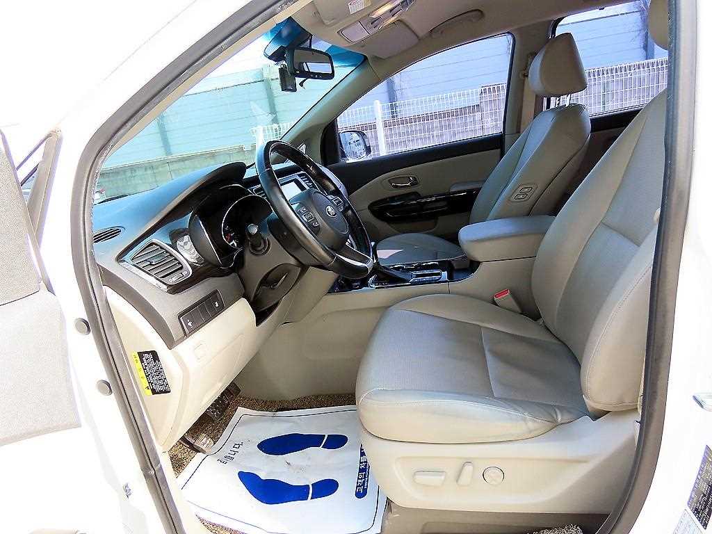 KIA Carnival - Vista 5
