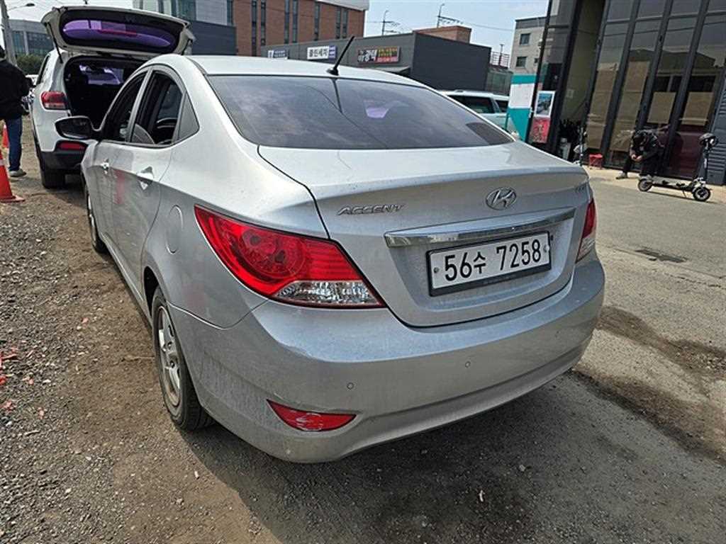 HYUNDAI Accent - Vista 4