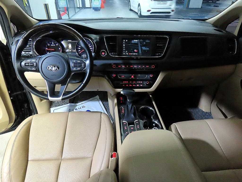 KIA Carnival - Vista 11