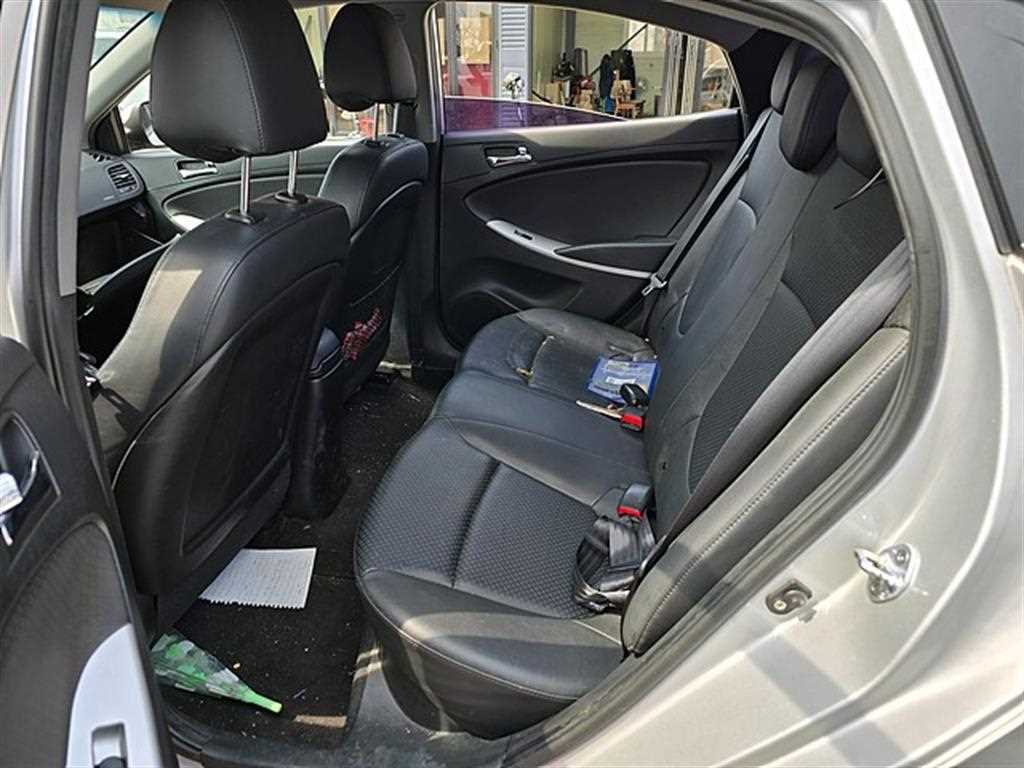 HYUNDAI Accent - Vista 7