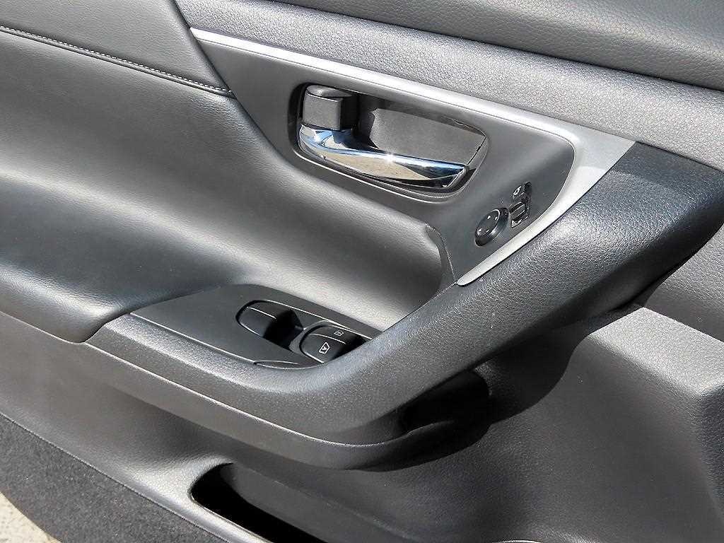 Nissan Altima - Vista 11