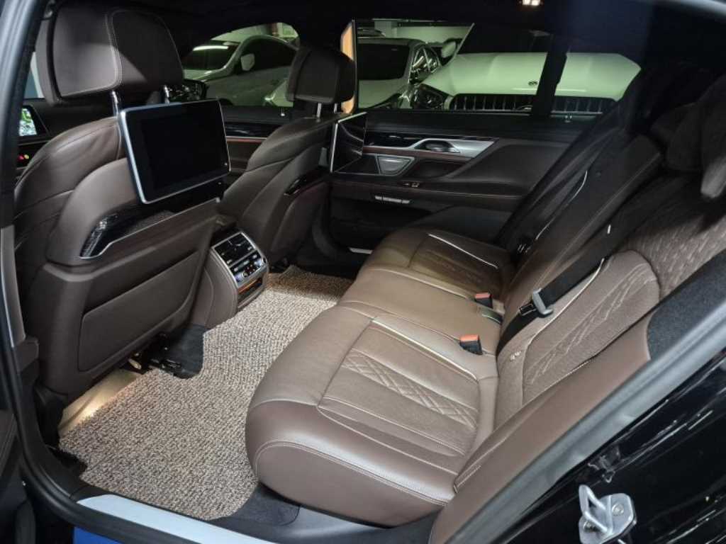 BMW 7 Series - Vista 5