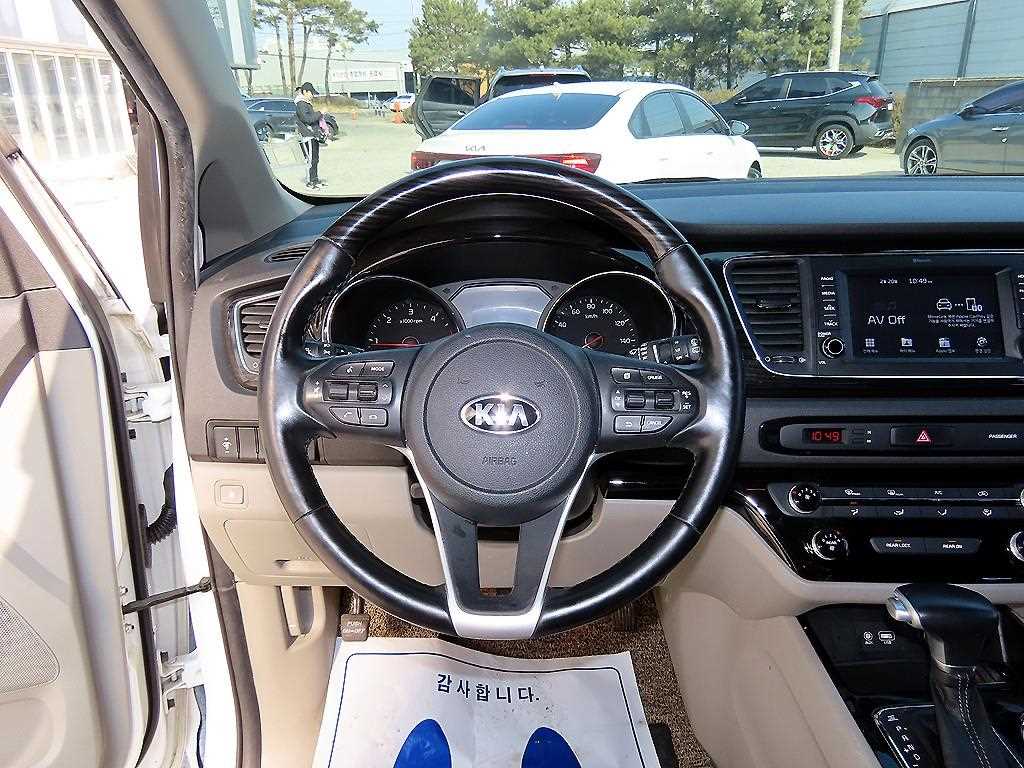 KIA Carnival - Vista 8